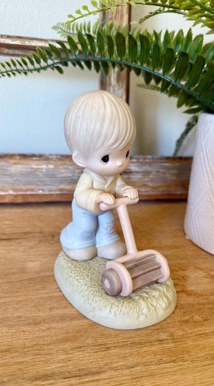 Precious Moments Mow Power to Ya | 1989 Members Only Figurine PM-892